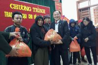 Tạp chí Nhiếp ảnh & Đời sống trao quà hộ nghèo xã biên giới Tam Hợp