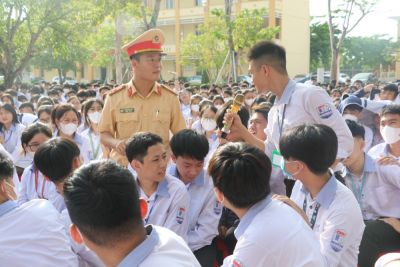 Công an Nghệ An tăng cường giáo dục pháp luật về bảo đảm trật tự, an toàn giao thông trong trường học