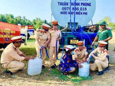 Công an tỉnh Bến Tre nỗ lực vận chuyển, hỗ trợ nước ngọt đến với người dân vùng hạn, mặn