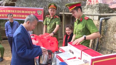 Thanh Hóa: Công an thị trấn Hồi Xuân: "Đổi quà lấy súng và công cụ nguy hiểm"