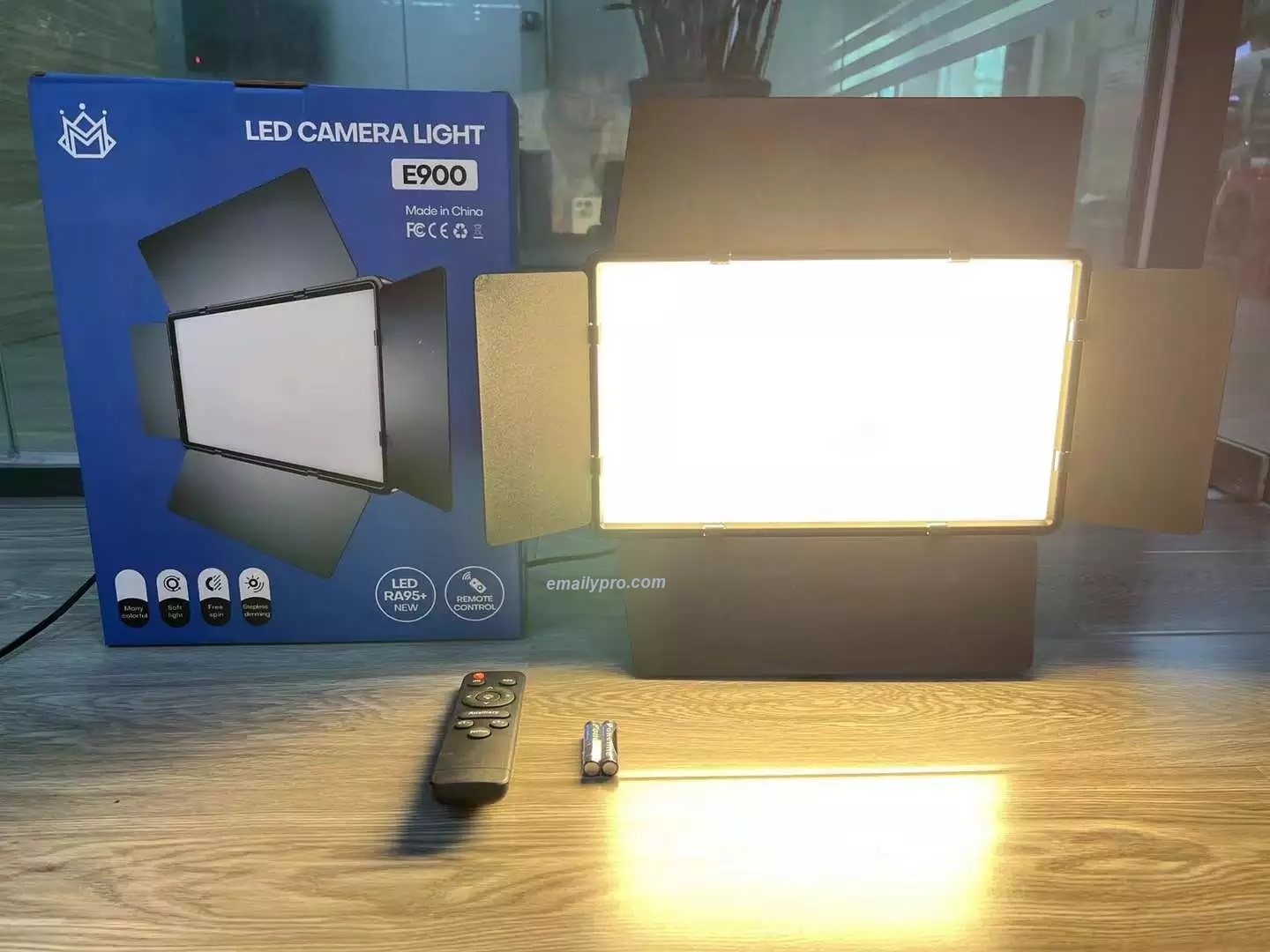 Đèn LED Video Light E-900 3000K-6500K ± 300K