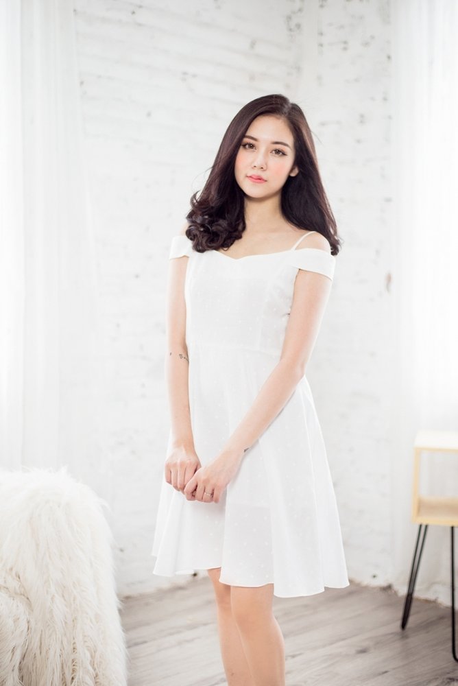 VÁY KHOÉT NÁCH KÈM KHĂN