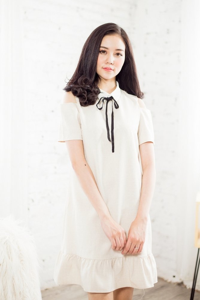 VÁY SUÔNG CỔ ĐỨC KHOÉT VAI