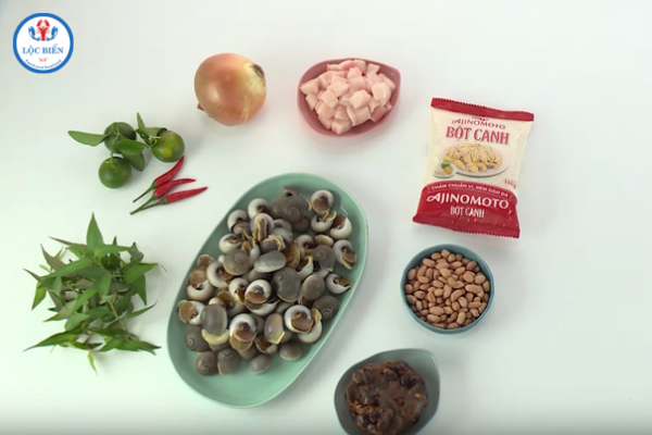 Chuẩn bị nguyên liệu để làm món ốc mỡ xào me