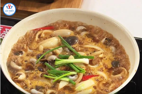 Chế biến ốc mỡ xào me