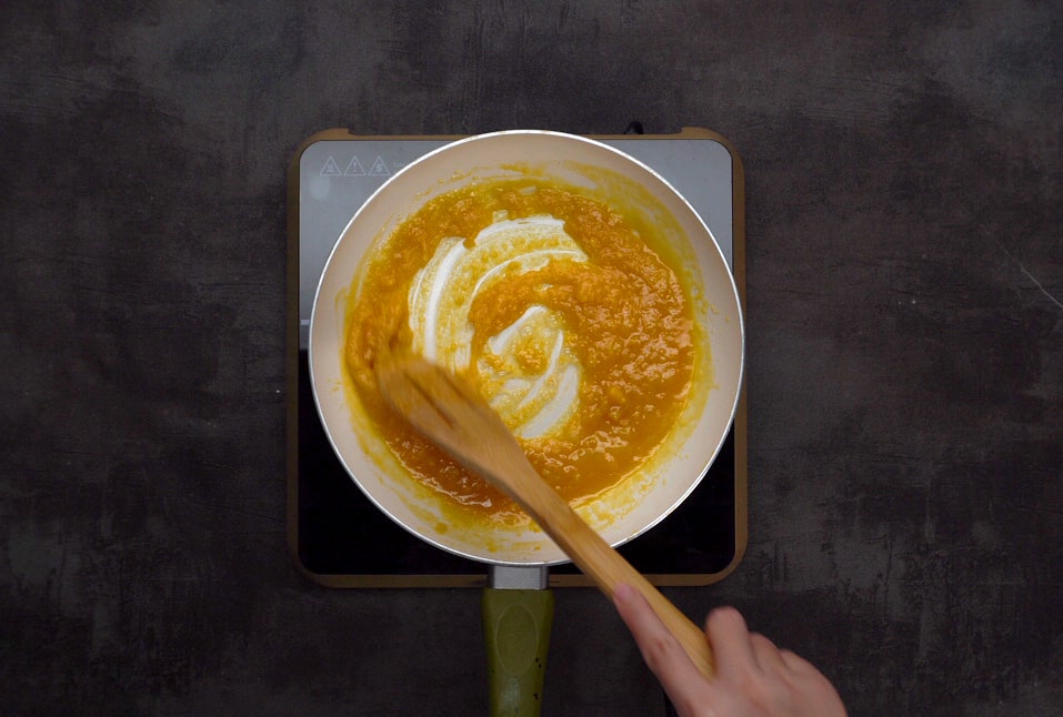 xay nhuyễn trứng muối xào với ốc hương