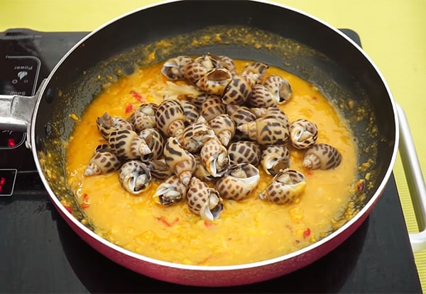 xào ốc hương với trứng muối