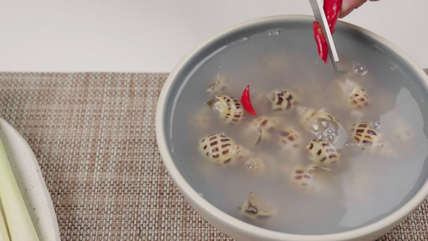 làm sạch ốc hương