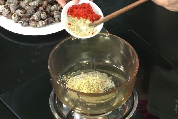 phi tỏi làm ốc len xào dừa