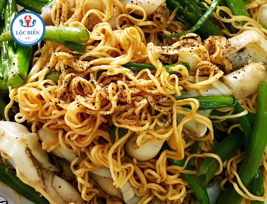 Ốc móng tay xào mì