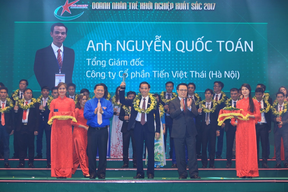 TGĐ NGUYỄN QUỐC TOÁN VINH DỰ NHẬN GIẢI THƯỞNG DOANH NHÂN TRẺ KHỞI NGIỆP XUẤT SẮC 2017