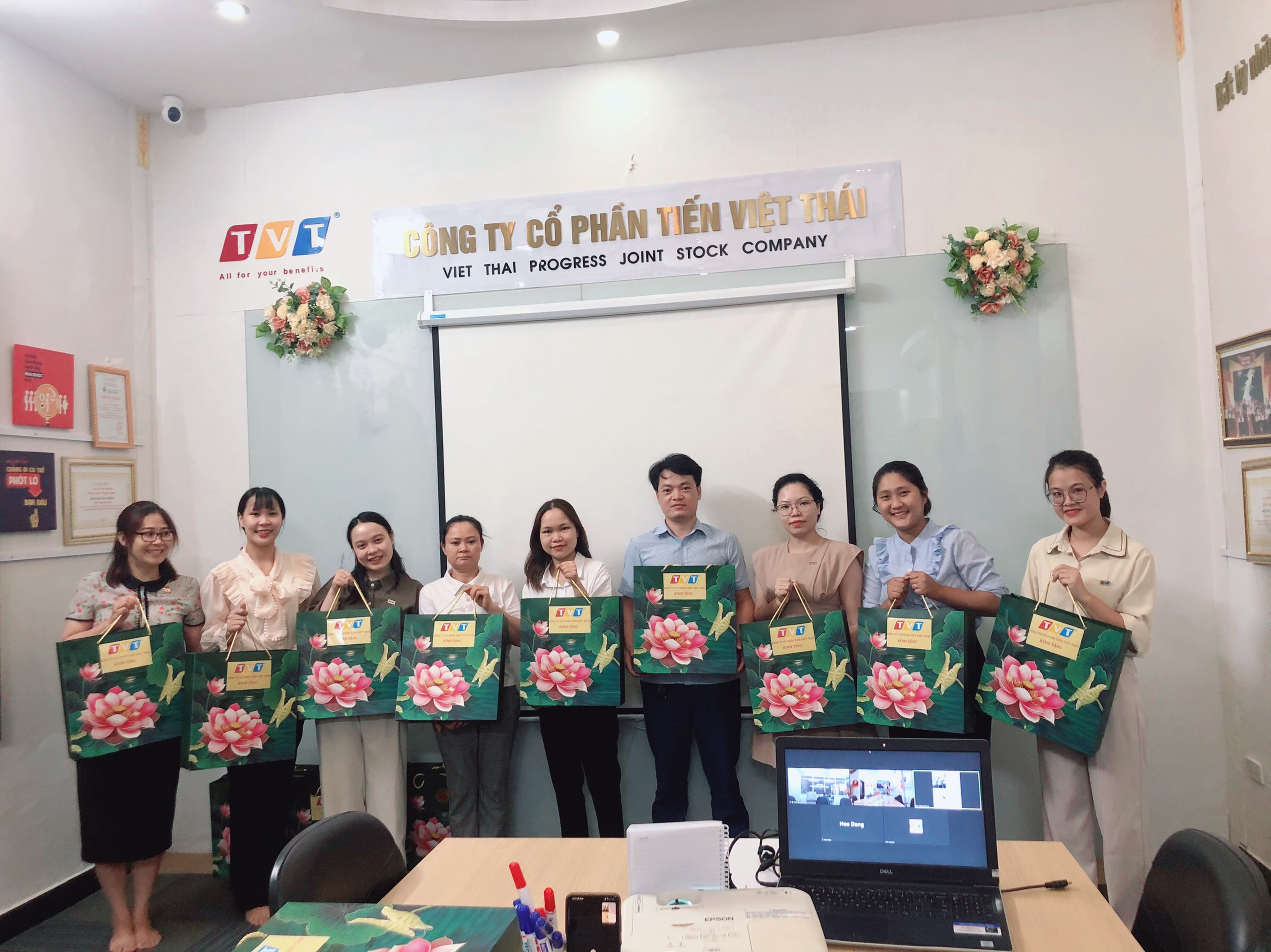 TVT GROUP TẶNG QUÀ TRUNG THU 2022 ĐẾN TẤT CẢ CÁC CÁN BỘ CÔNG NHÂN VIÊN