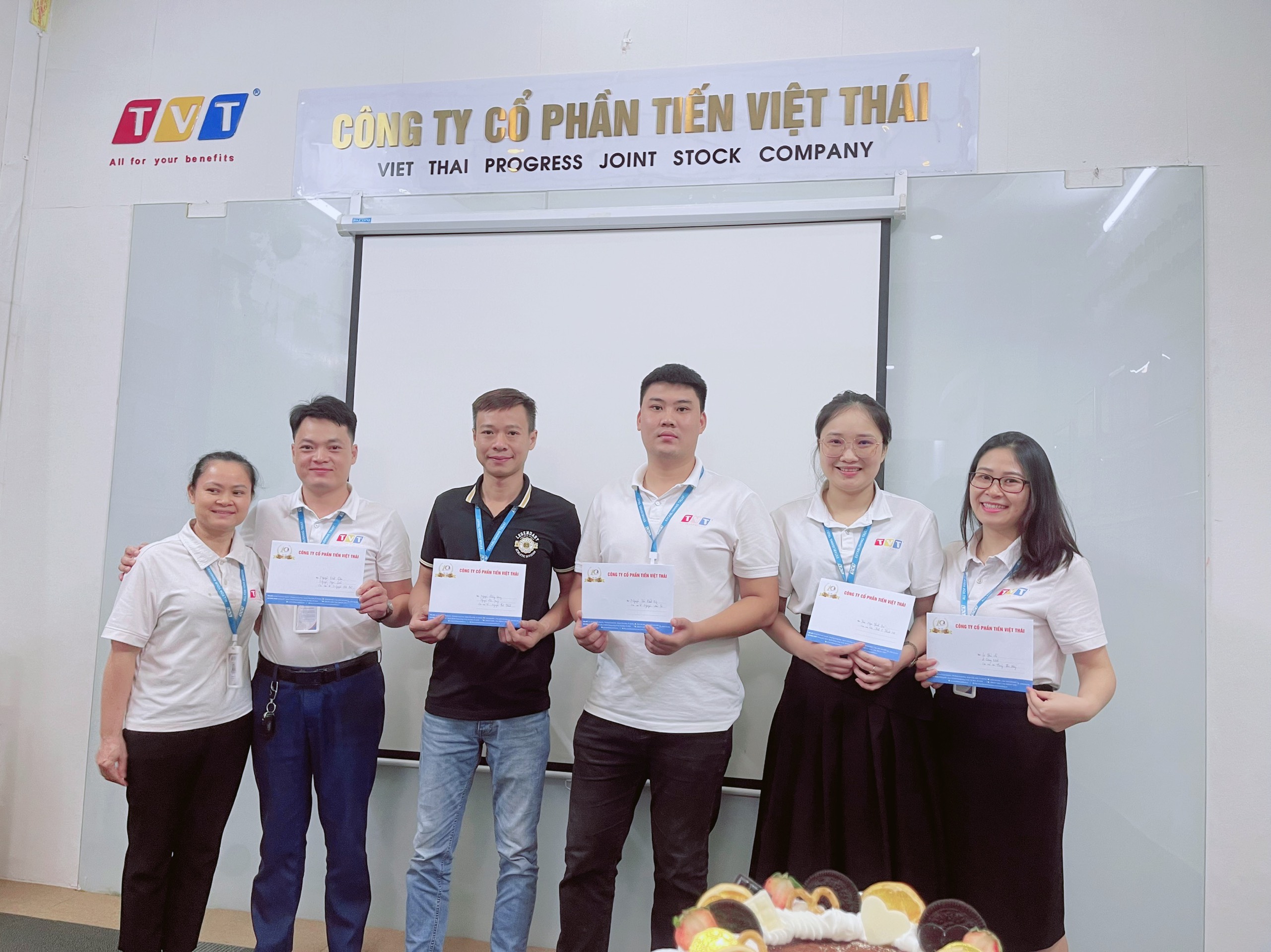 TUYÊN DƯƠNG, KHEN THƯỞNG HỌC SINH LÀ CON CÁN BỘ NHÂN VIÊN CÔNG TY CP TIẾN VIỆT THÁI