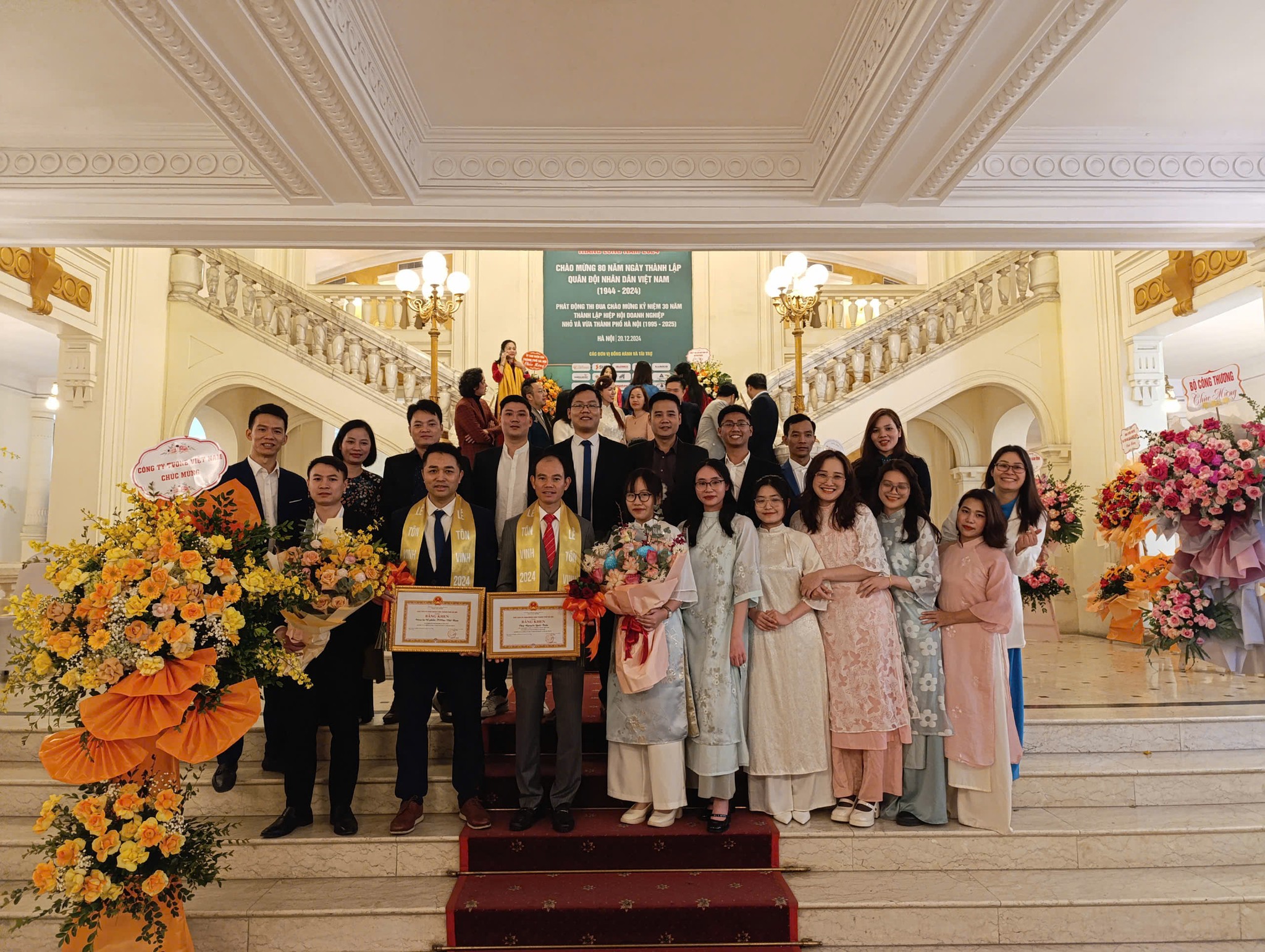 TỰ HÀO VINH DANH TẠI LỄ TÔN VINH DOANH NHÂN - DOANH NGHIỆP THĂNG LONG NĂM 2024