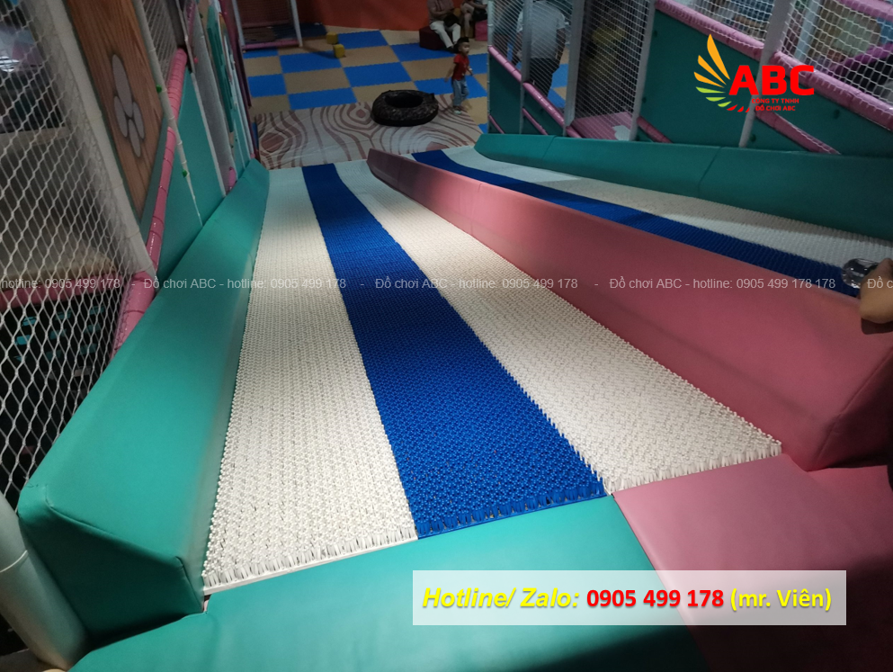 Máng trượt được phủ bới lớp nhựa trắng và xanh