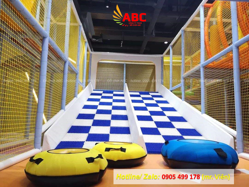 Máng trượt gai bằng phao được các bé rất yêu thích trong khu vui chơi