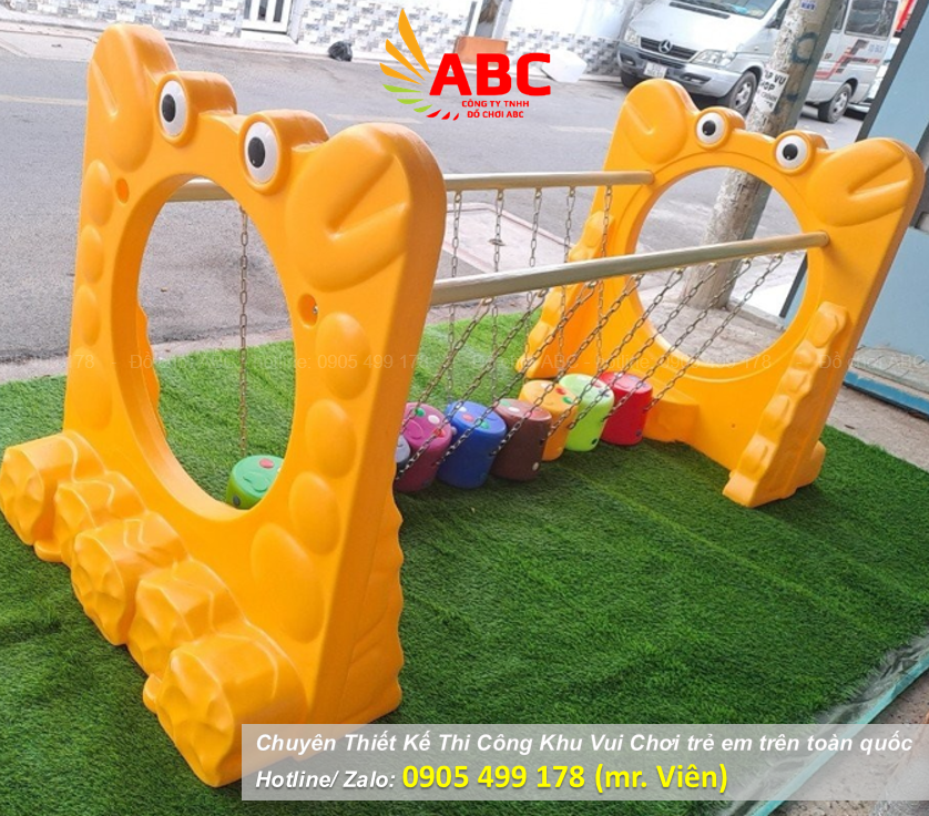 Khi chơi trên cầu thăng bằng, trẻ sẽ được rèn luyện khả năng cân bằng, sự khéo léo