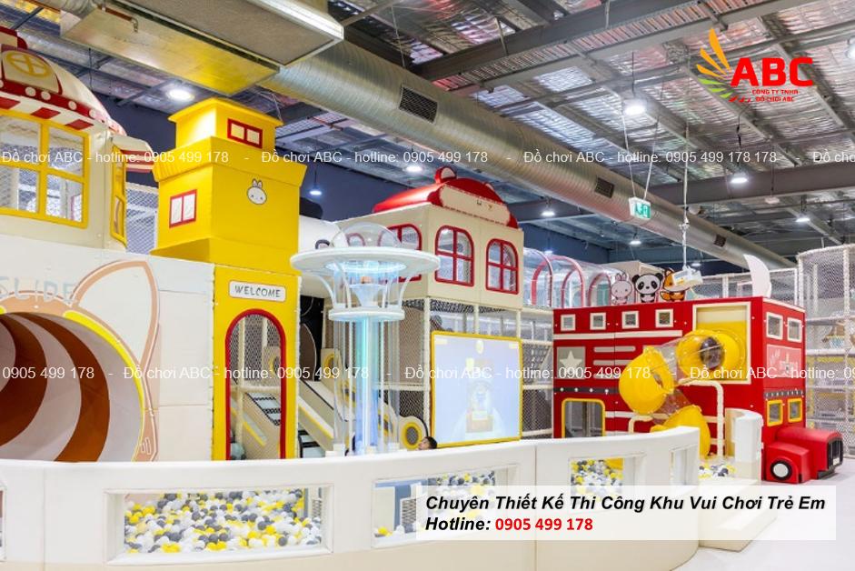 Little Amigos cung cấp một môi trường an toàn, hấp dẫn để trẻ em khám phá, vui chơi và phát triển