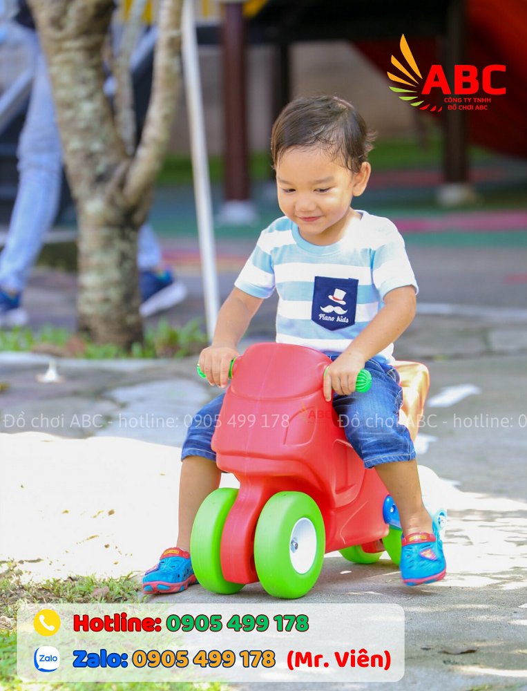Xe chòi chân mô tô là phụ kiện không thể thiếu trong các khu vui chơi trẻ em, dù bé trai hay bé gái đều yêu thích