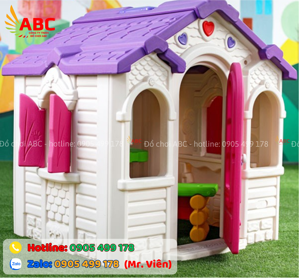 Nhà cổ tích có cửa chính và cửa sổ màu hồng xinh xắn