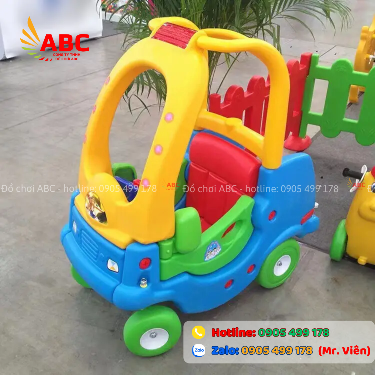 Xe chòi chân được làm từ nhựa bền chắc, có màu sắc tươi sáng, thu hút sự chú ý của trẻ