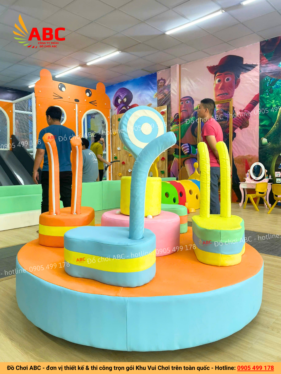 Mâm quay khu vui chơi trong nhà được thiết kế ấn tượng, màu sắc nổi bật