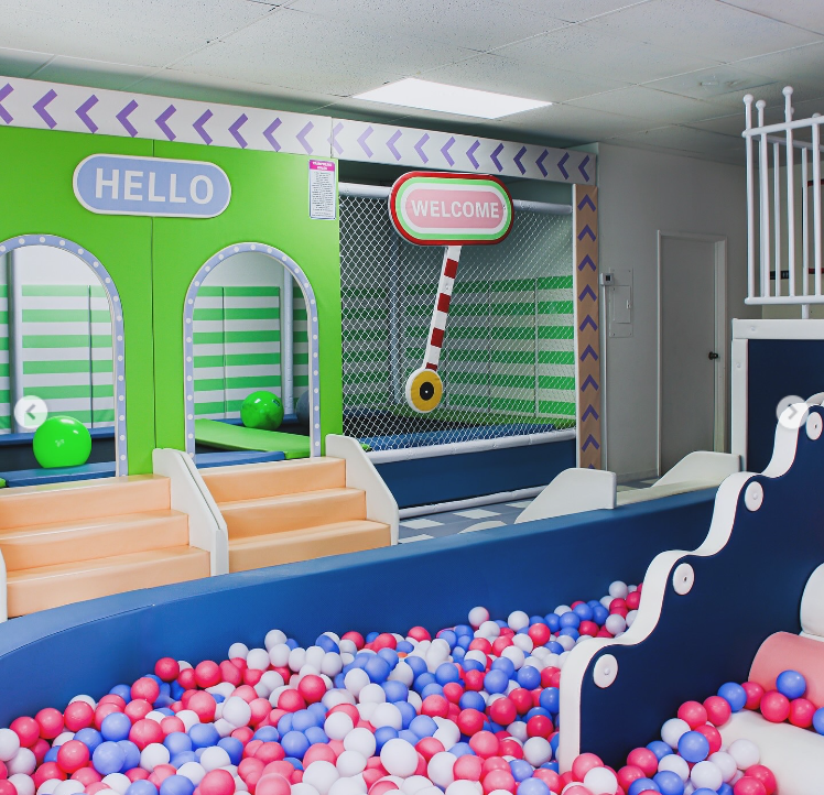 Lựa chọn các đồ chơi với màu sắc bắt mắt, kiểu dáng đáng yêu giúp kích thích trí tưởng tượng và sự tò mò của trẻ