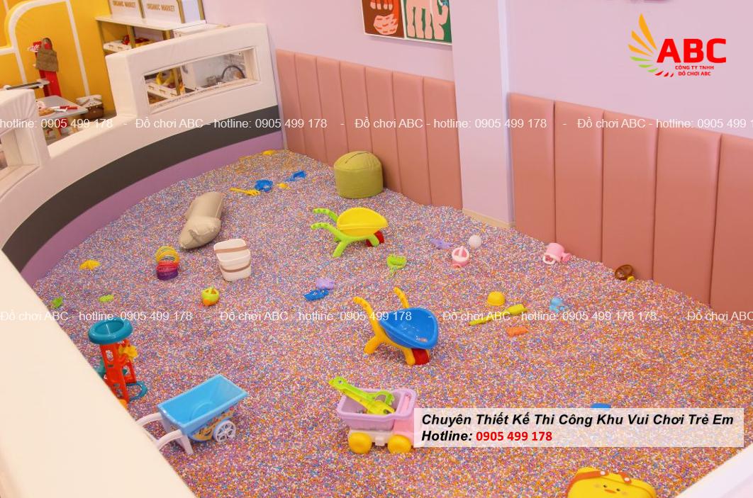 Hồ hạt sứ với nhiều đồ chơi xúc, xẻng, khuôn,..