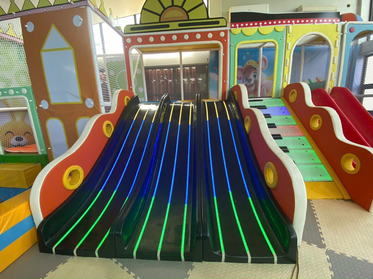 Cầu trượt 3 làn led khiến bé thích thú