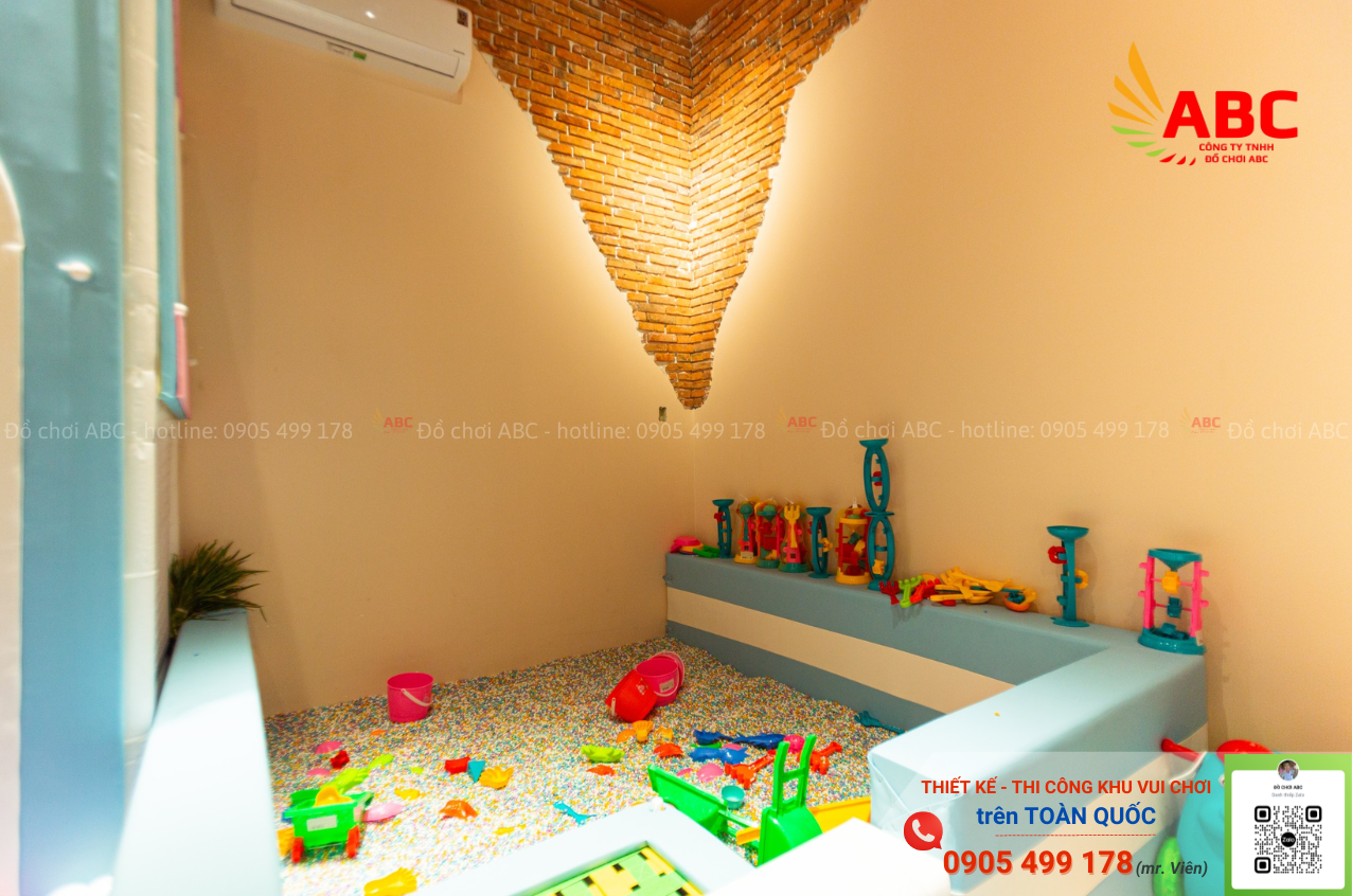 Hồ hạt sứ trong khu vui chơi cho bé chơi quên lối về