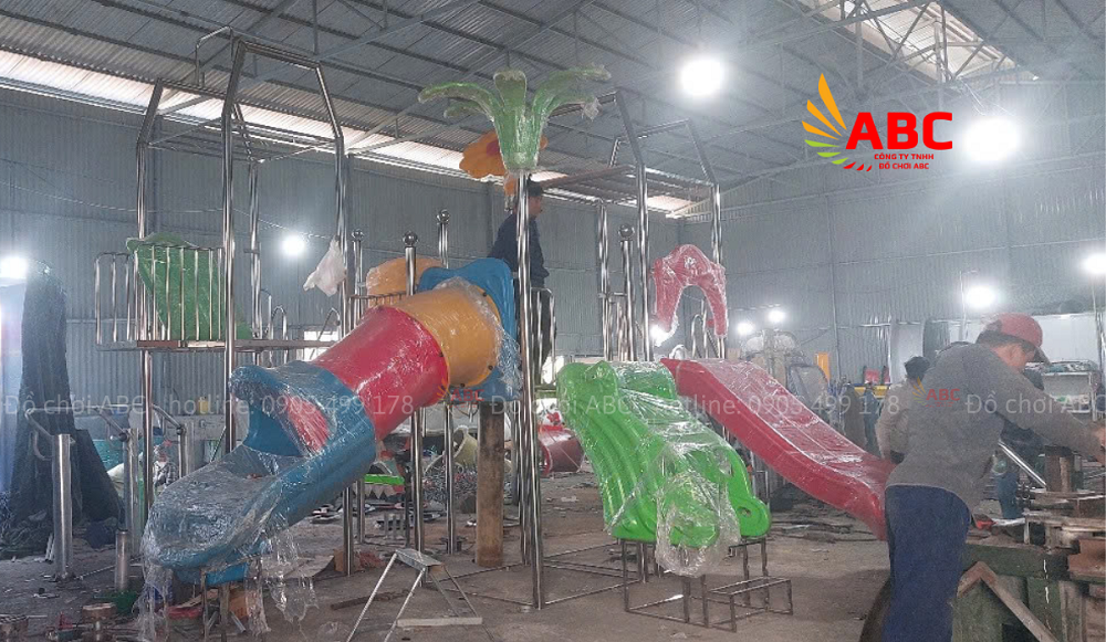 Bộ cầu trượt bể bơi được sản xuất tại xưởng Đồ Chơi ABC