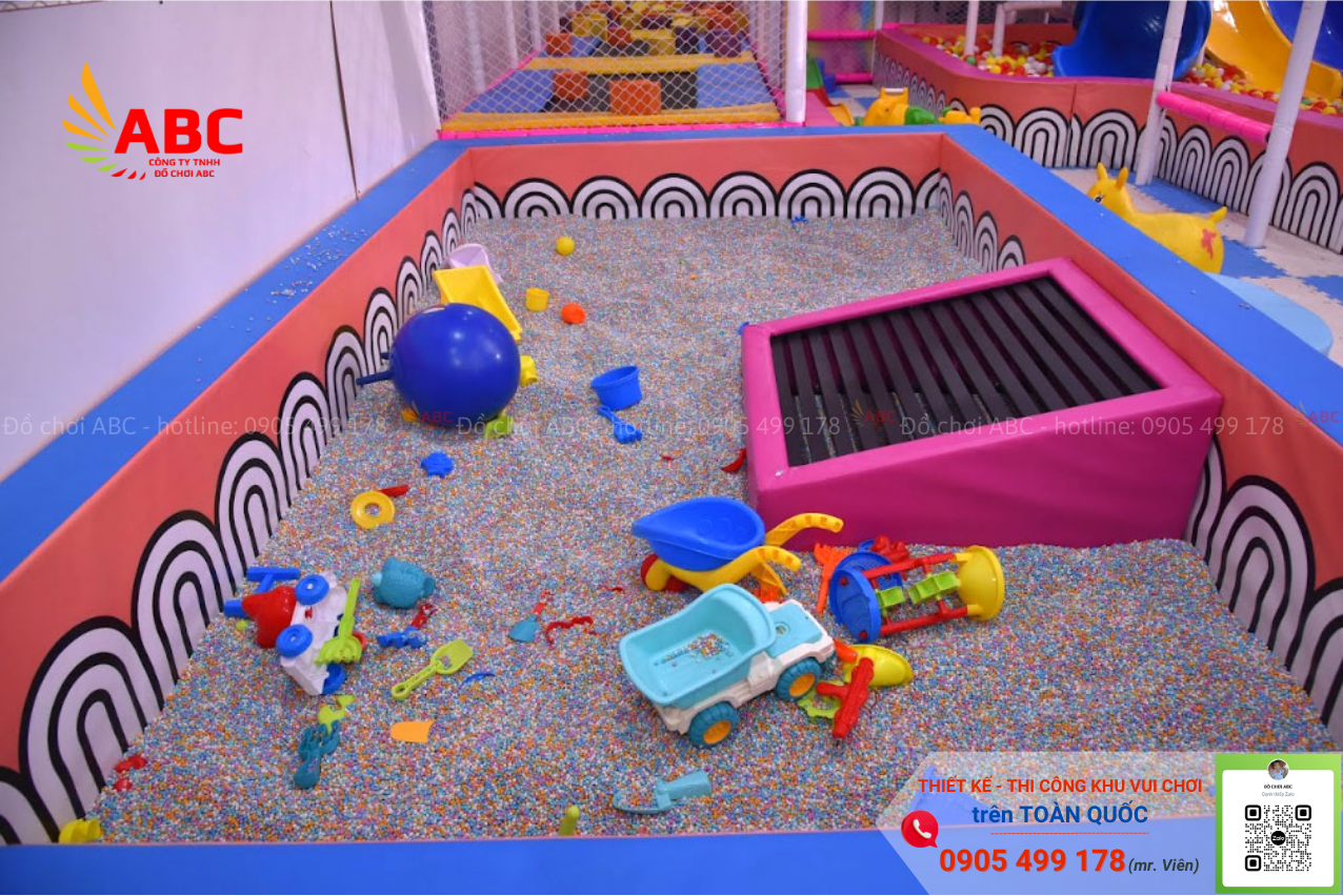 Hồ hạt sứ trong khu vui chơi trẻ em