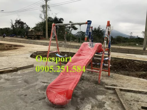 Bộ cầu trượt xích đu mầm non ngoài trời onesport (1)