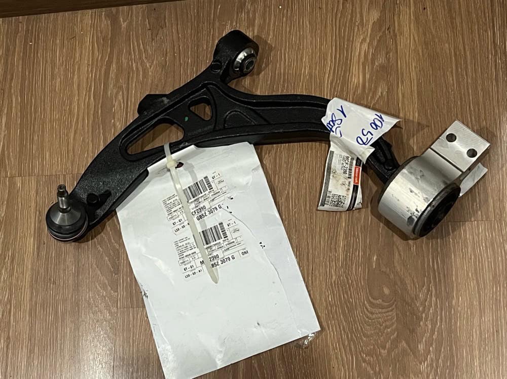 Hình ảnh càng chữ A Explorer chính hãng Hình ảnh càng chữ A Explorer chính hãng