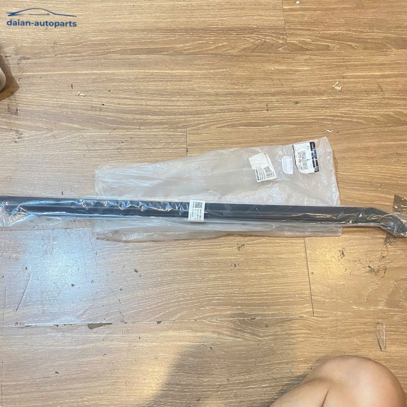 Nẹp ngoài chân kính trước trái Ford Everest 2005 chính hãng UH7150650C UH7150640C
