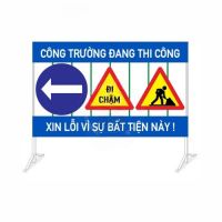 Biển tôn sơn chống rỉ cảnh báo phía trước có công trình đang thi công