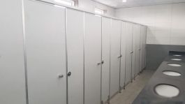 Vách ngăn WC bằng  tấm compac dày 12mm, phụ kiện Inox đồng bộ (lắp đặt hoàn thiện)