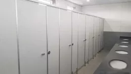 Vách ngăn WC bằng  tấm compac dày 12mm, phụ kiện Inox đồng bộ (lắp đặt hoàn thiện)
