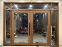 Cửa đi 2 cánh, khung nhôm, kính cường lực dày 10mm (giá đã bao gồm phụ kiện)