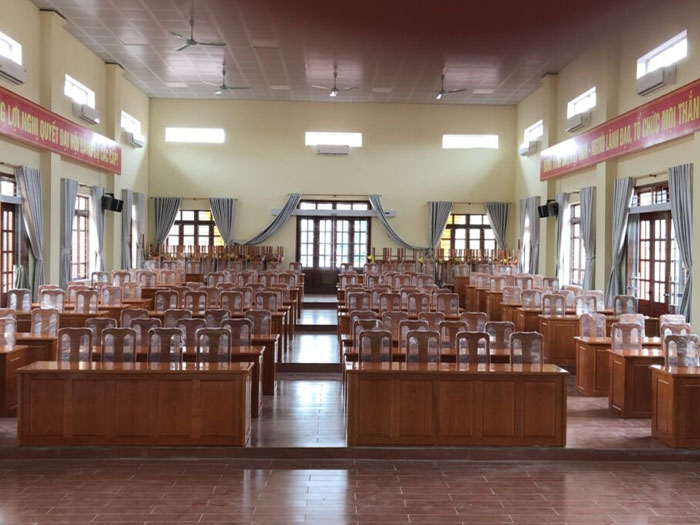 Bàn viết hội trường (3 hàng trước)