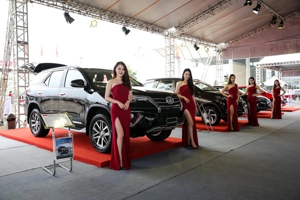 Người mẫu catwalk sự kiện