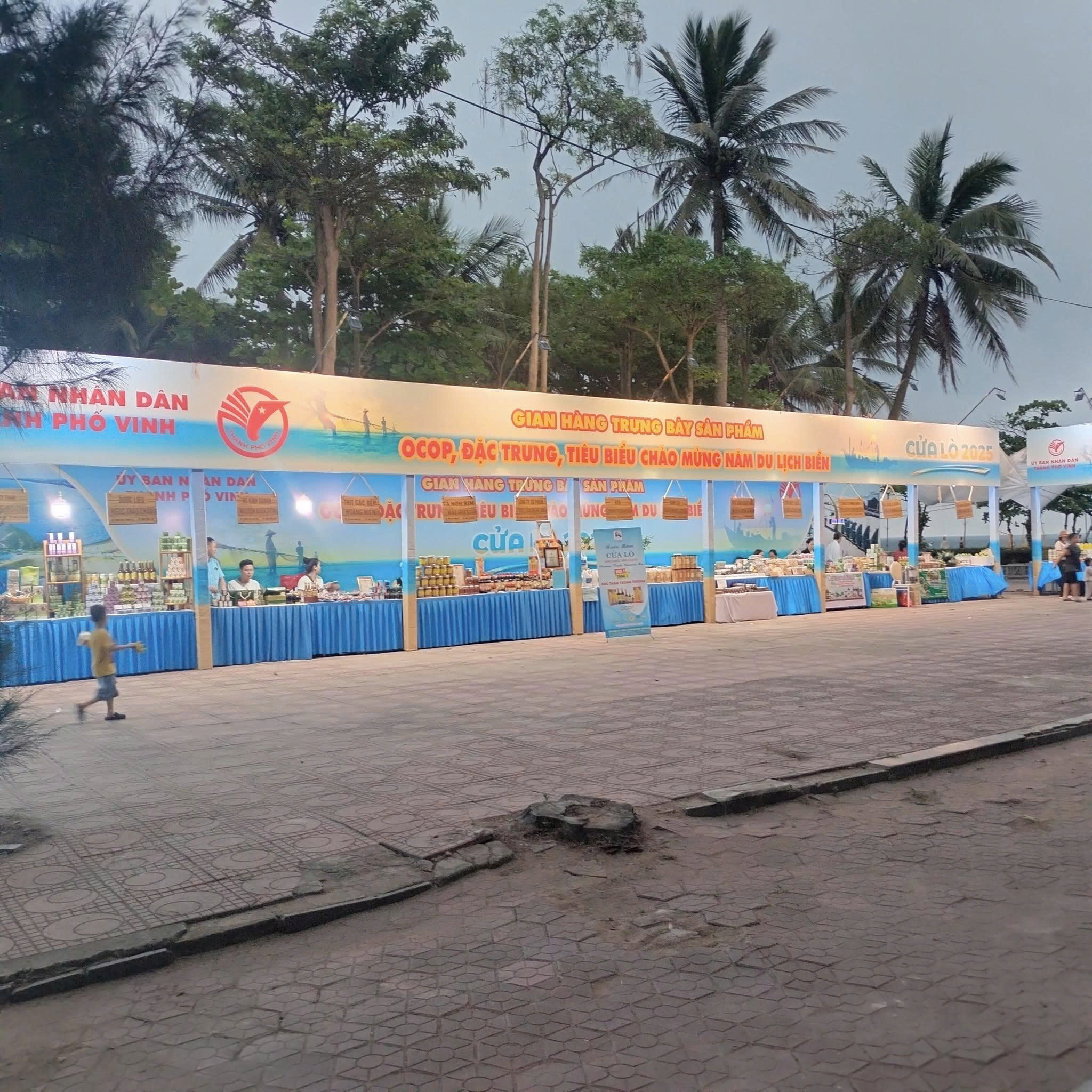 Gian hàng trưng bày tại Cửa Lò