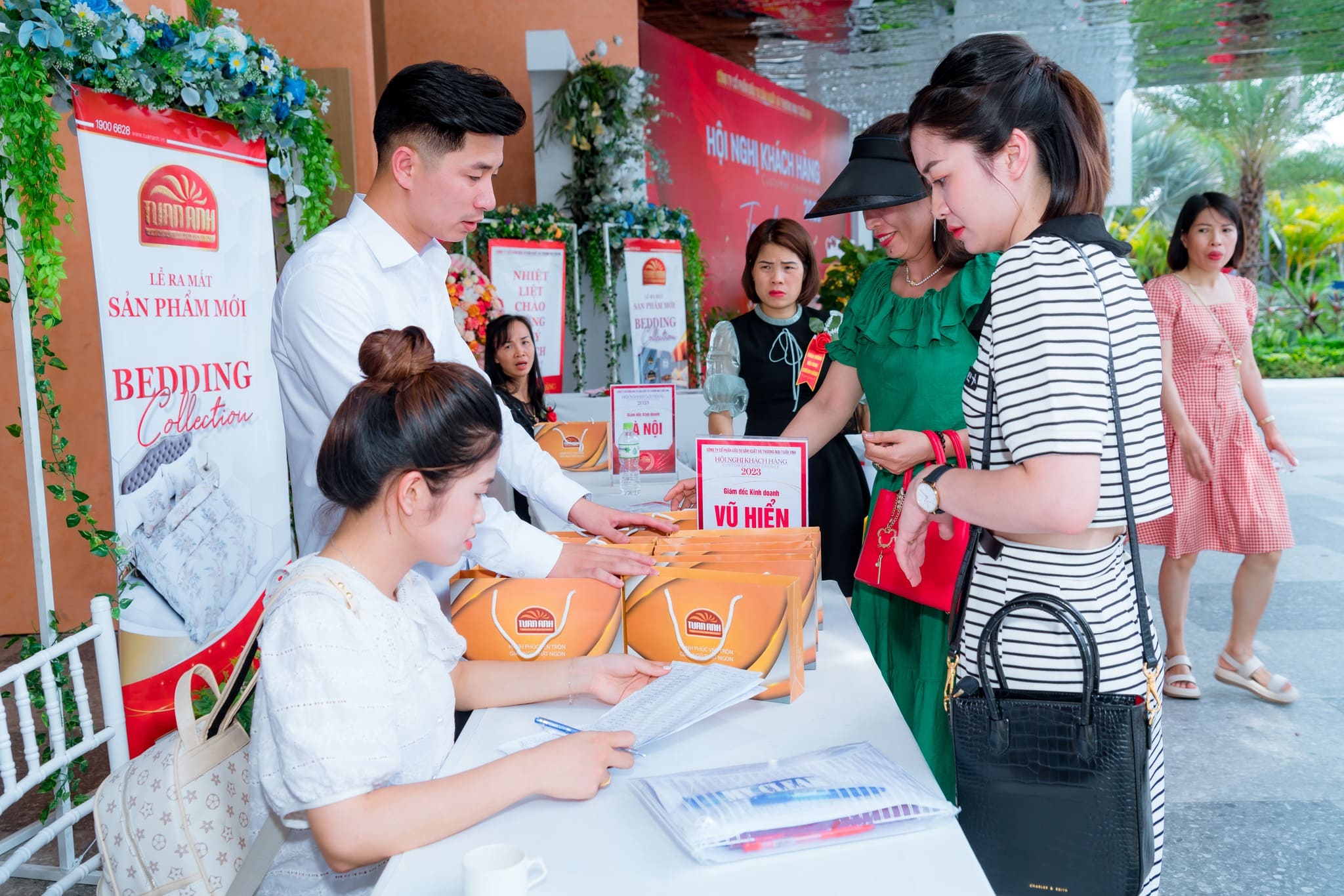 Ra mắt sản phẩm