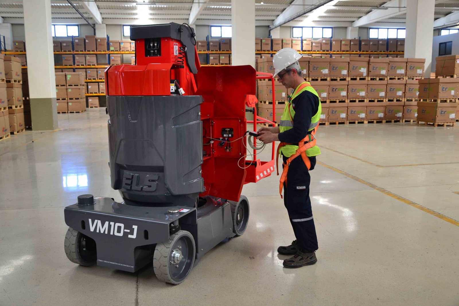 XE NÂNG NGƯỜI THẲNG ĐỨNG VM 10-J