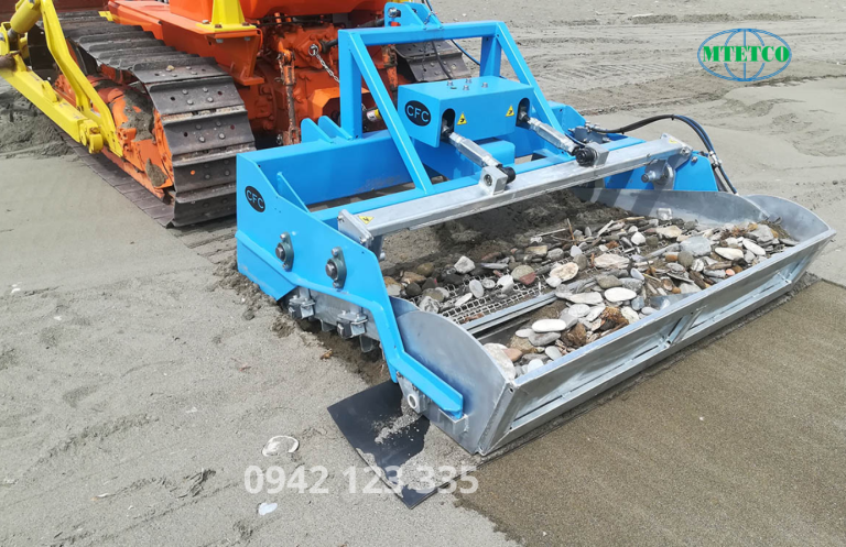 Máy làm sạch bãi biển Speed Appendix 100 là phụ kiện sàng cát gắn sau máy kéo từ 20 HP