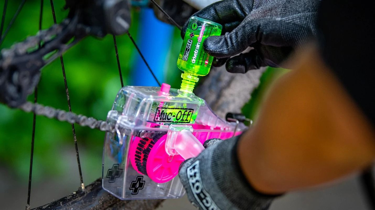 Bộ dụng cụ làm sạch xích Muc-Off X3 Chain Cleaner