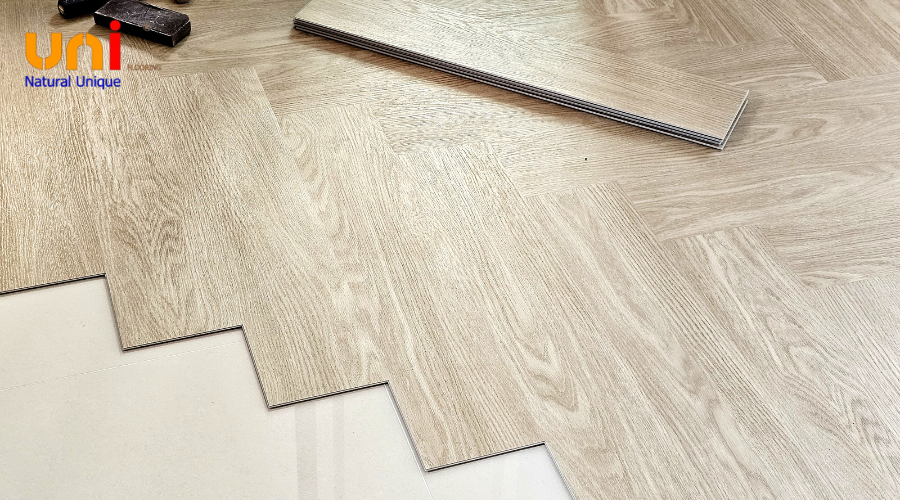 Tại sao thi công sàn nhựa không nên lắp khít vào tường?