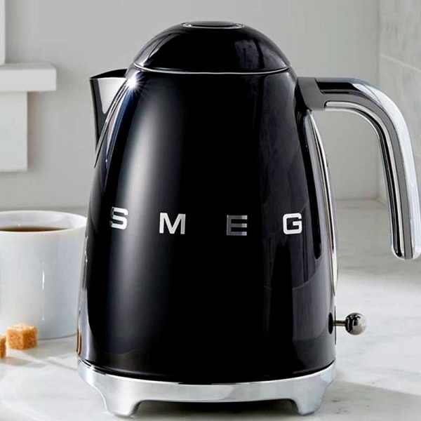 am-dun-nuoc-mau-den-smeg-KLF03BLEU-535.43.670