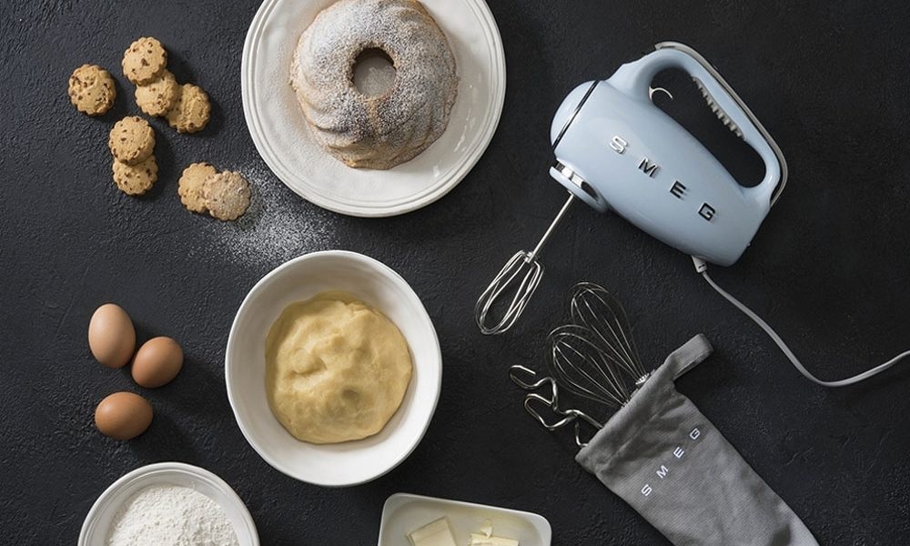 May-tron-cam-tay-Smeg-HMF01PBEU 535.44.008-mau-xanh-nhat