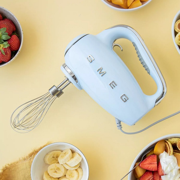 May-tron-cam-tay-Smeg-HMF01PBEU 535.44.008-mau-xanh-nhat